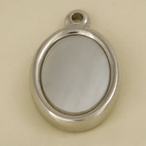 Détail du pendentif ovale en acier inoxydable 304 avec incrustation de nacre blanche