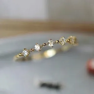 Anillo De Cobre Elegante Con Circonitas Blancas Estilo Coreano Lujo Ligero Diseño Ondulado Joyería Apilable Para Mujeres