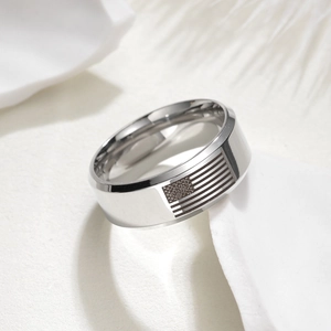 Bague pour homme en acier inoxydable 8mm avec gravure drapeau américain sur fond blanc