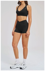 Set yoga nero da donna con top a v incrociato e pantaloncini a vita alta a v