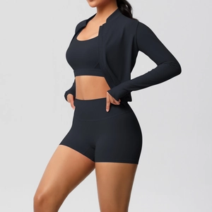 Détail de l'ensemble de yoga noir 3 pièces avec veste zippée, débardeur et short