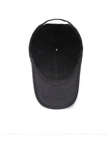 Détail de l'intérieur de la casquette avec coutures six pans et boucle en métal réglable