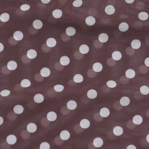 Gros plan du tissu en tulle marron à pois blancs pour combinaison de plage chic