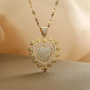 Luxuriöse goldene Herzanhänger-Halskette mit Zirkonia und kunstvollem Fächer-Rahmen