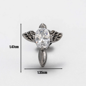 Vue détaillée du clou d'oreille pour homme gunmetal avec dimensions 1,47cm x 1,35cm