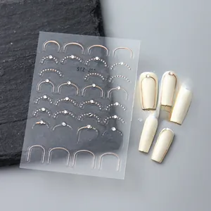 Détail des stickers ongles 5D or rose avec lignes en relief et strass scintillants