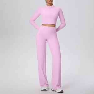 Vue détaillée de l'ensemble de yoga rose avec veste zippée et pantalon large à taille haute