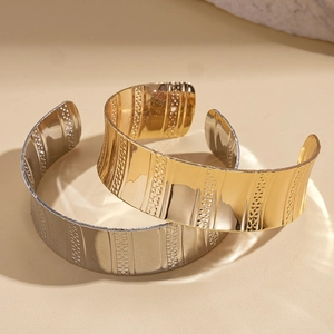Bracelets joncs ouverts géométriques or et argent avec finition métallique texturée