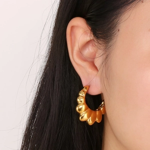 French retro gold-plated C-shaped textured earrings with scalloped ripples for women