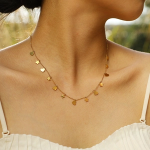Elegante collana in acciaio inossidabile dorato con ciondoli a cuore e stella