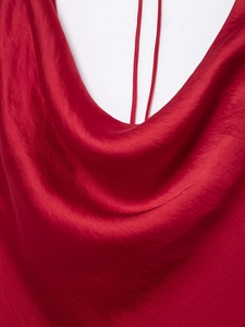 Détail d'une robe dos nu en satin rouge avec col bénitier et fines bretelles spaghetti