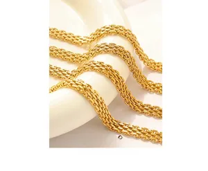 Detailaufnahme eines 18K vergoldeten Mesh-Kettenarmbands mit gewebter Metallstruktur