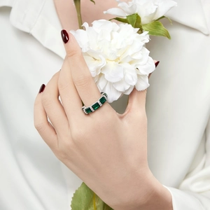 S925 sterling silver eternity ring with green emerald-cut stones and white zircon accents