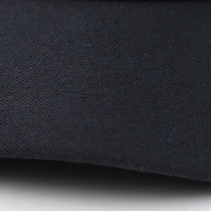 Gros plan sur la texture du tissu tissé noir dense d'une casquette gavroche vintage