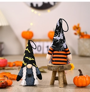 Détail de gnomes d'Halloween avec motifs de chauve-souris et d'araignée sur les chapeaux