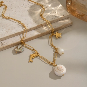 Détails du collier en acier doré avec pendentifs dauphin, coquillage et perles