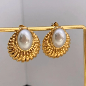 Golden fan-shaped bow earrings with large oval pearls in a minimalist retro design