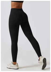 Gros plan d'un legging de yoga noir taille haute montrant l'effet galbant et liftant fessier