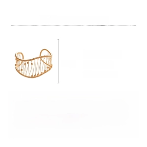 Détail du bracelet manchette tissé doré avec fil métallique, taille 6,5 cm x 6 cm