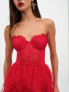 Robe bustier rouge sexy en tulle avec taille corset et jupe à volants asymétriques