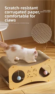 Détail d'une maison à gratter pour chat à deux étages avec boules en peluche et bois