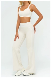 Détail macro de l'ensemble de yoga crème haute élasticité avec brassière de sport en U