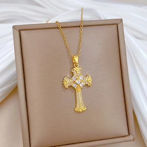Elegante collana con pendente a croce in acciaio al titanio dorato e zirconi cubici