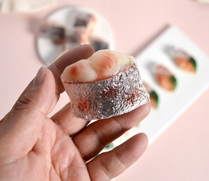 Gros plan d'un modèle de sushi nigiri au saumon réaliste avec texture détaillée