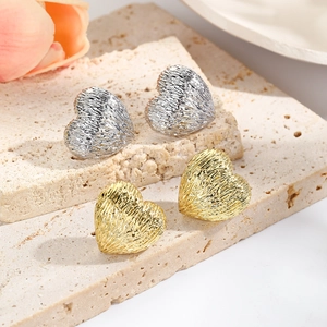 French Vintage Brushed Copper Heart Stud Earrings For Women Elegant Geometric Heart Shaped Gold Silver Textured Stud Earrings