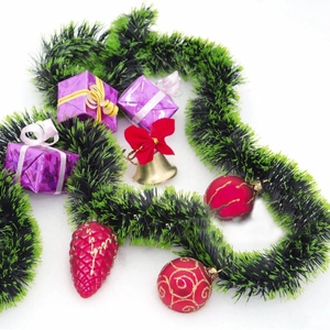 Christmas heart-shaped dark green garland set with red ornaments and gold bells