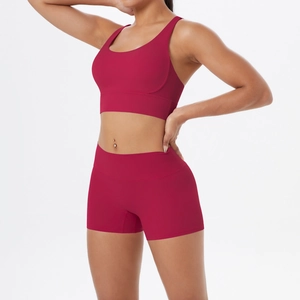 Ensemble de yoga rouge foncé avec brassière croisée et short de sport à taille haute
