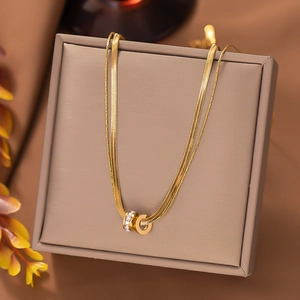 Collana a doppio strato in acciaio al titanio dorato con anelli intrecciati e strass