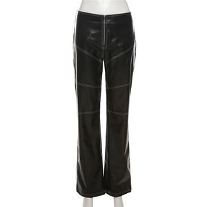 Pantalones de mujer en cuero PU negro con costuras blancas en contraste y cremallera metal