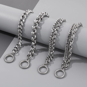 Details von vier silbernen Edelstahl-Armbändern mit Panzerketten auf grauem Hintergrund