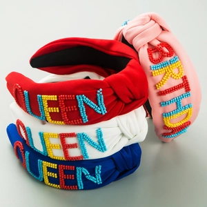Détail de serre-têtes en perles faits main avec lettrage QUEEN BIRTHDAY en quatre coloris