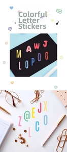 Nahaufnahme bunter Alphabet-Aufkleber für DIY-Tagebücher auf einem Schreibtisch