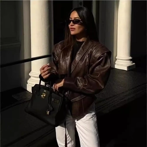Veste en cuir marron avec ceinture à la taille et col rabattu pour femmes stylées
