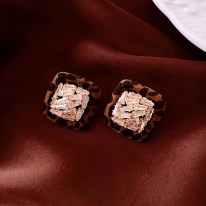 Orecchini vintage a bottone quadrati in oro 18K leopardati con zirconi cubici