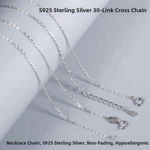 Détail de chaînes croisées en argent sterling S925 avec des fermoirs mousquetons sécurisés