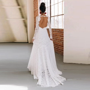 Robe de mariée élégante en dentelle blanche à manches longues avec dos nu et longue traîne