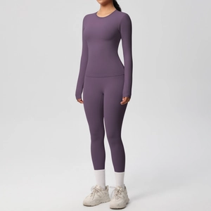 Dettaglio del top a maniche lunghe e leggings a vita alta per lo yoga viola scuro