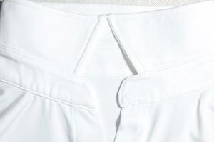 Détail de couture du col d'une robe blanche avec une texture fine