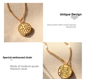 Détail du collier en titane plaqué or 18 carats avec caractères Fu et Xi et oxydes de zirconium