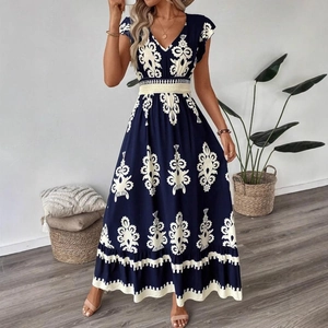 Détail d'une robe longue bohème imprimée avec col en V, taille haute et manches à volants