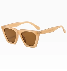 Dettaglio occhiali da sole cat-eye champagne con cerniere in metallo e lenti UV a 45 gradi