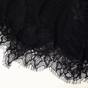 Satin-Slipkleid mit schwarzen Wimpernspitzen-Details und zarten, hohlen Blumenmustern