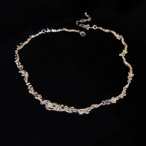 Collana girocollo moderna in metallo liquido argento con design a trama irregolare