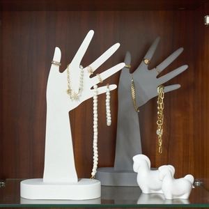 Espositore per gioielli a forma di mano in resina opaca per anelli e braccialetti