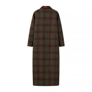 Dettaglio cappotto di lana a quadri verde scuro e rosso con colletto in velluto marrone