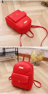 Detail des roten gesteppten Rucksacks mit goldenen Beschlägen und Lederstruktur